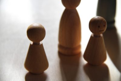 family-board-2606645_1280